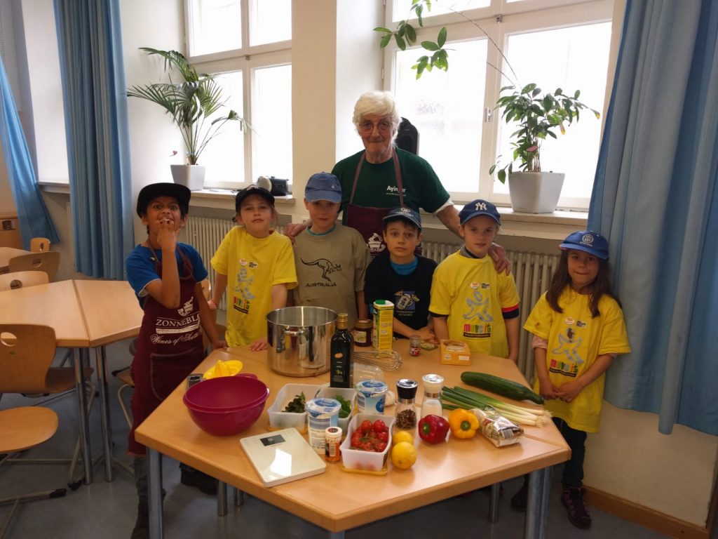 KInder bei der Kochschule unter dem MOtto "Ich kann kochen"
